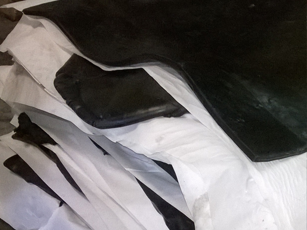 Vulkanizační lis high-tech gumové výrobky výrobní proces Česká republika