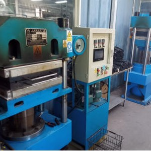 Přírodní syntetický kaučuk míchací proces průmyslové míchací zařízení provoz Česká republika